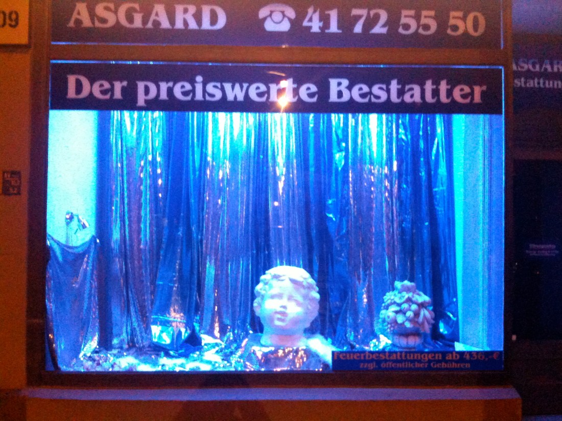 In lamettasilber und gipsweiß: Bestatter-Schaufenster in der Torstraße. 