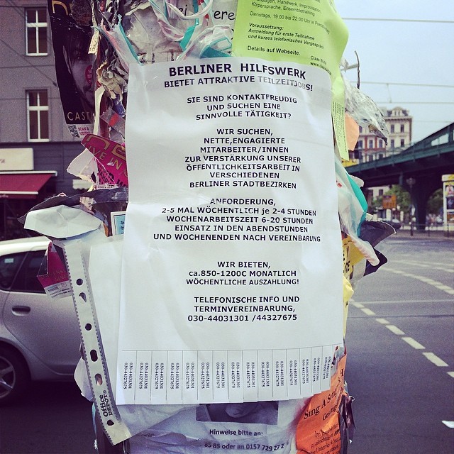 Stellenanzeige an einer Ampel im Prenzlauer Berg