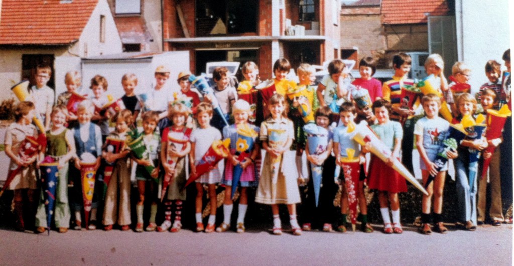 Der Pixelökonom (damals mehr Pixel als Ökonom, stehend in grün, fünfter von links, tendenziell unglücklich) bei seiner Einschulung