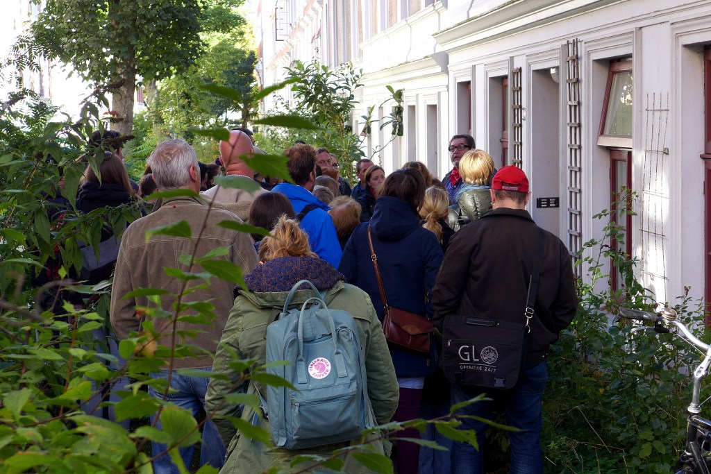 Nachfrage > Angebot: Eine kleine Mietwohnung ist in Hamburg frei geworden. Im 5-Minuten-Takt werden die Interessenten zur Besichtigung hineingelassen. // photo: Oxfordian (CC BY-ND 2.0)