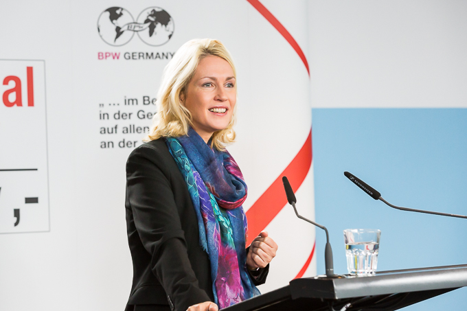 Manuela Schwesig will das Gender-Pay-Gap schließen. Es könnte beim Versuch bleiben. // Foto: BPW Germany (CC BY-ND 2.0) 