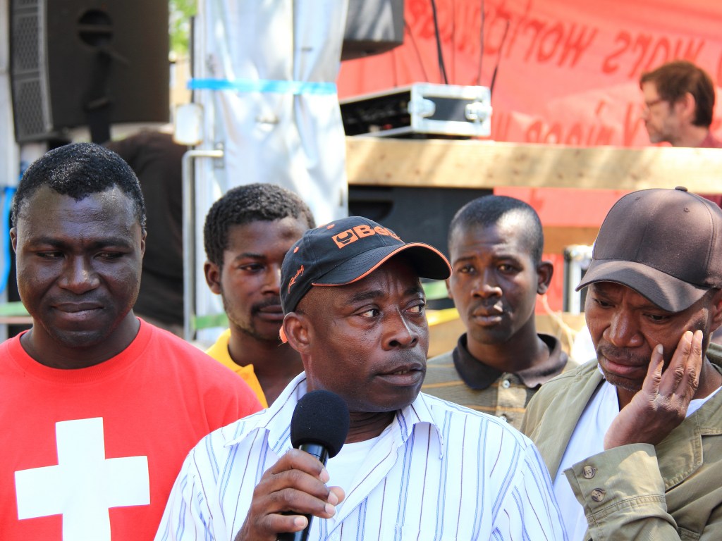 Gekommen, um zu bleiben: Flüchtlinge auf einer Demonstration in Hamburg. // Foto: Rasande Tyskar (CC BY-NC 2.0)